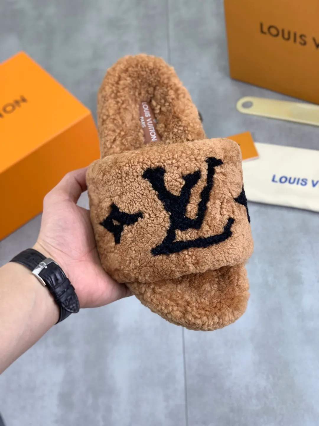 Men's Men's Shoes 💰P420 New L*V Donkey Brand 25WF New Autumn and Winter Furry Slippers When LV's classic genes collide with the soft warmth of autumn and winter, this pair of furry mops is destined to become a fashionable autumn and winter essential item. What strikes me at first glance is the elegant design ingenuity. The inspiration of the wallet element is integrated into the fashionable and retro feel, as if the elegance of exquisite storage is worn on the feet. The iconic Monogram pattern is looming, and it is more low-key and high-end under the soft plush wrap. Every step brings out the brand's unique classic aura. The touch is even more irresistible - the high-quality fluff is thick and fluffy, warming you from the toes to the bottom of your heart like stepping into a freshly basked cloud. Even in the early morning when the temperature is cooling down, there will be no chill when you just put your feet in. This pair of slippers can accurately control the feeling of relaxation at home or the lazy style when going out. size：35-41